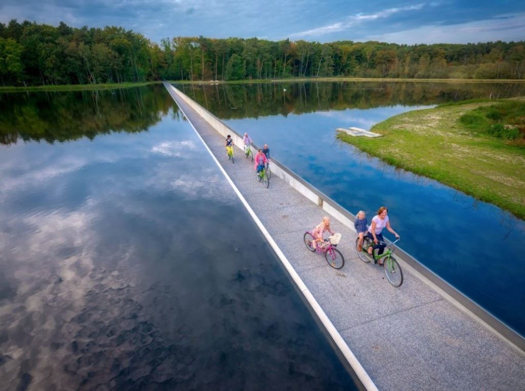 cykelväg genom vatten i limburg