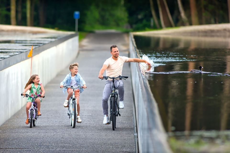 cyklister åker genom vatten